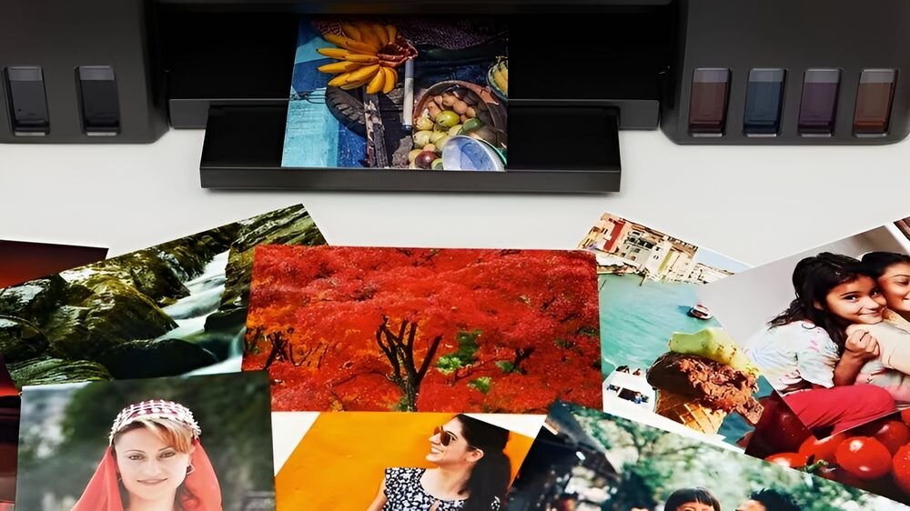 Drukarka CANON Pixma G540 MegaTank Druk w kolorze, Wi-Fi zbliżenie na drukarkę przed nią wydrukowane zdjęcia niskie koszty wydruku format optymalne rozwiązanie dla punktów usługowych oszczędność bez rezygnacji z efektów