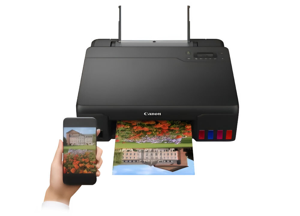Drukarka CANON Pixma G540 MegaTank Druk w kolorze, Wi-Fi urządzenie na białym tle z włożoną czystą kartką i wychodzącym zdjęciem dłoń trzymająca telefon aplikacja mobilna Canon PRINT zarządzanie procesem druku telefon tablet ułatwia integrację z usługami chmurowymi