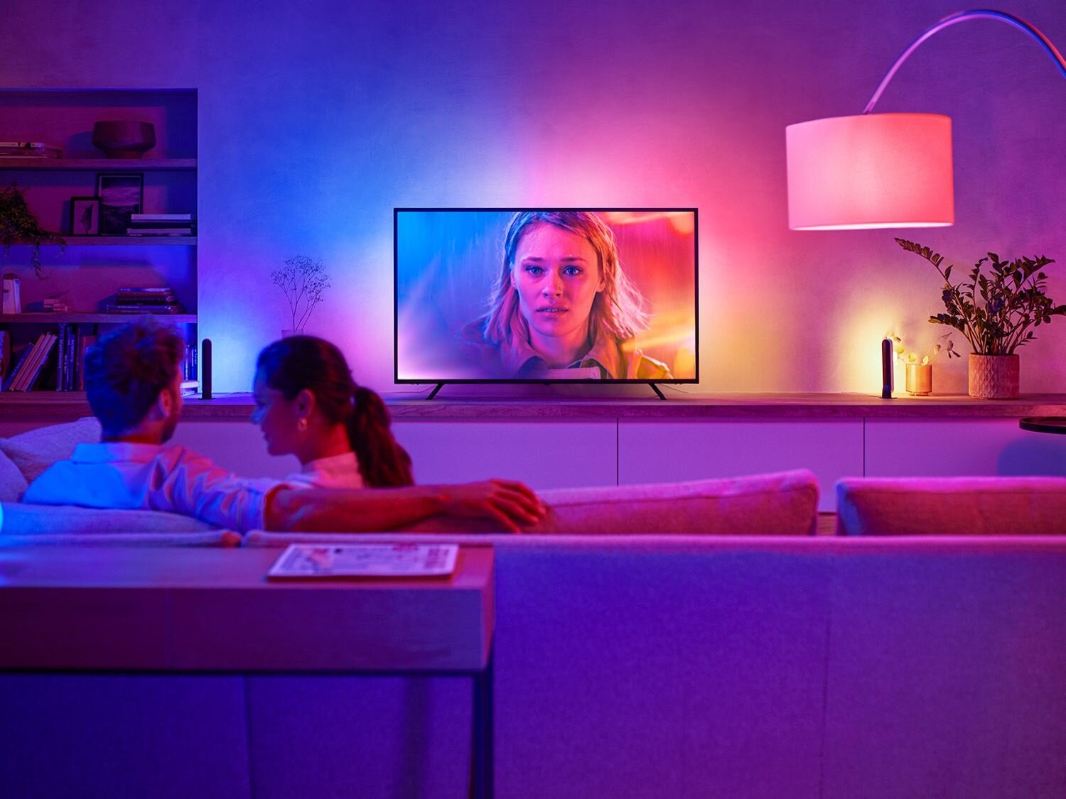 Taśma LED PHILIPS HUE Gradient 75 płynne łączenie ze sobą różnych kolorów przechodzenie z jednego na drugi unikalny efekt świetlny