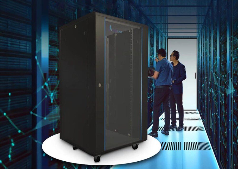 Szafa RACK EXTRALINK 19 27U EX.11366 600 x 800 mm Czarna szafa serwerowa na kółkach w korytarzu serwerowni, w tle dwie osoby pracują przy szafach serwerowych, opis