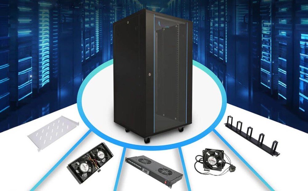 Szafa RACK EXTRALINK 19 27U EX.11366 600 x 800 mm Centralnie umieszczona czarna szafa serwerowa na kółkach, a wokół niej dodatkowe akcesoria, takie jak półka, panel wentylacyjny, wentylatory i organizer kabli, organizacja, przepusty kablowe