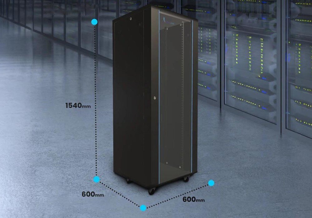 Szafa RACK EXTRALINK 19 32U EX.14756 600 x 600 mm Czarna szafa serwerowa na kółkach stoi na tle sali z rzędami szaf serwerowych, obok niej widoczne są zaznaczone liniami wymiary 1540 mm wysokości oraz 800 mm szerokości i głębokości, przepusty kablowe, organizacja