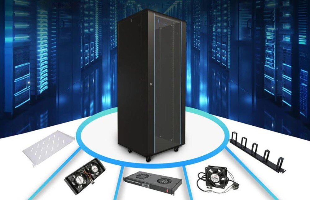 Szafa RACK EXTRALINK 19 32U EX.14756 600 x 600 mm Czarna szafa serwerowa na kółkach stoi na środku, a wokół niej na niebieskim tle rozmieszczono akcesoria, takie jak półka, panele wentylacyjne z wentylatorami oraz prowadnica kabli, wentylacja, stopki, kółka, materiał
