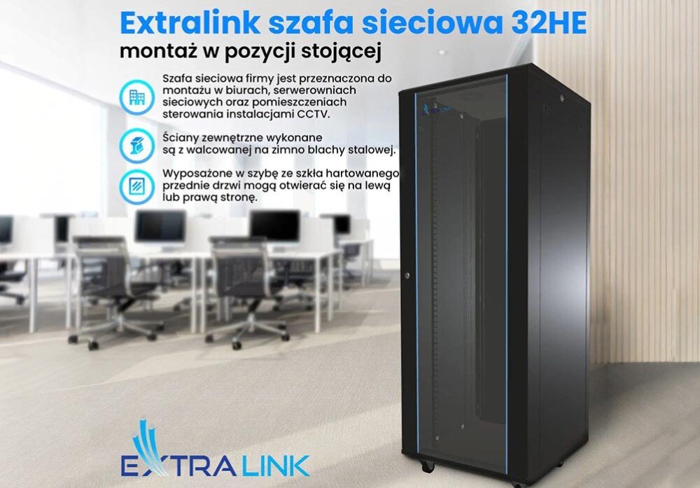 Szafa RACK EXTRALINK 19 32U EX.11373 600 x 800 mm Czarna szafa serwerowa na kółkach stoi w jasnym biurze z rzędami biurek i krzeseł, po lewej stronie znajduje się tekst opisowy oraz trzy okrągłe ikony z krótkimi informacjami, wymiary, wielkość, pojemność, standard