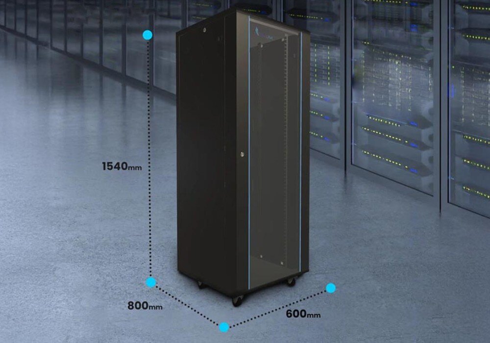 Szafa RACK EXTRALINK 19 32U EX.11373 600 x 800 mm Czarna szafa serwerowa na kółkach stoi na tle sali z rzędami szaf serwerowych, obok niej widoczne są zaznaczone liniami wymiary 1540 mm wysokości oraz 800 mm szerokości i głębokości, przepusty kablowe, organizacja