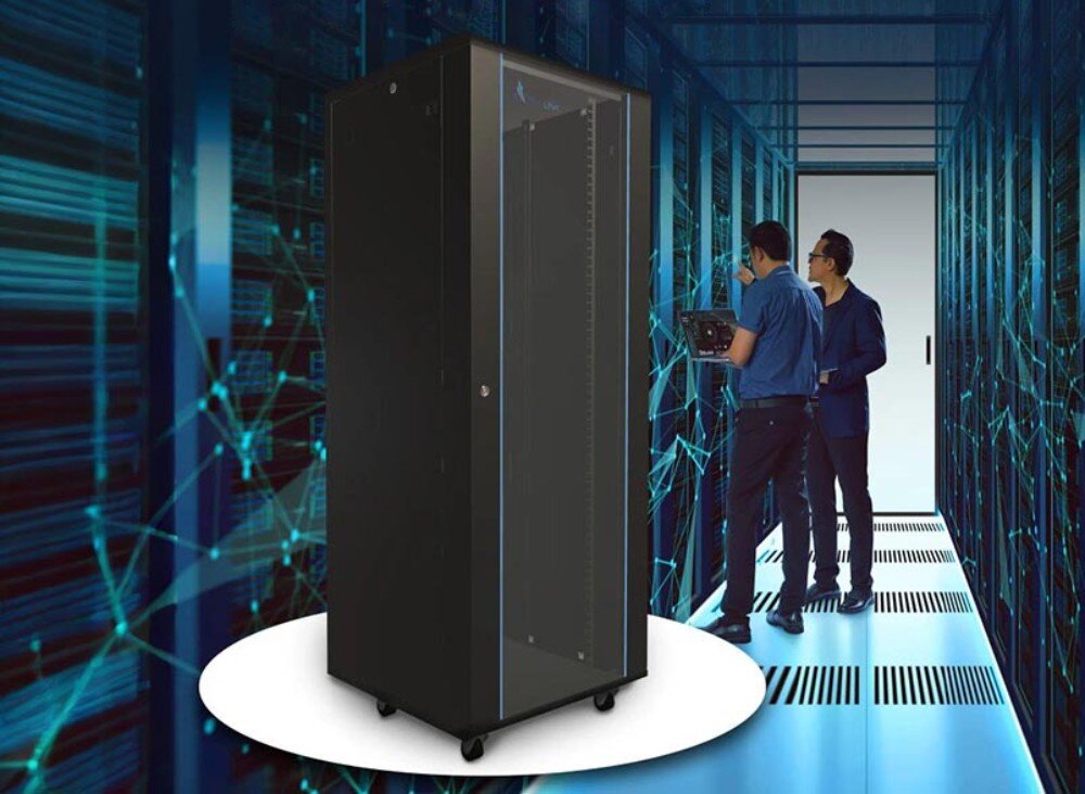 Szafa RACK EXTRALINK 19 37U EX.14428 600 x 600 mm Czarna stojąca szafa serwerowa na kółkach na środku futurystycznego korytarza, w tle rzędy podświetlonych na niebiesko szaf z urządzeniami i dwie osoby pracujące przy jednym z nich, opis