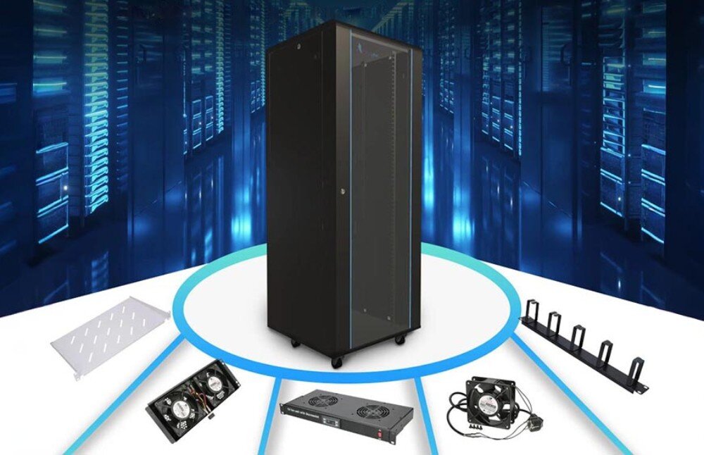 Szafa RACK EXTRALINK 19 37U EX.14428 600 x 600 mm Czarna szafa serwerowa ustawiona pośrodku korytarza serwerowni, wokół niej na białym okręgu u dołu rozmieszczone akcesoria, organizacja, przepusty kablowe, kółka