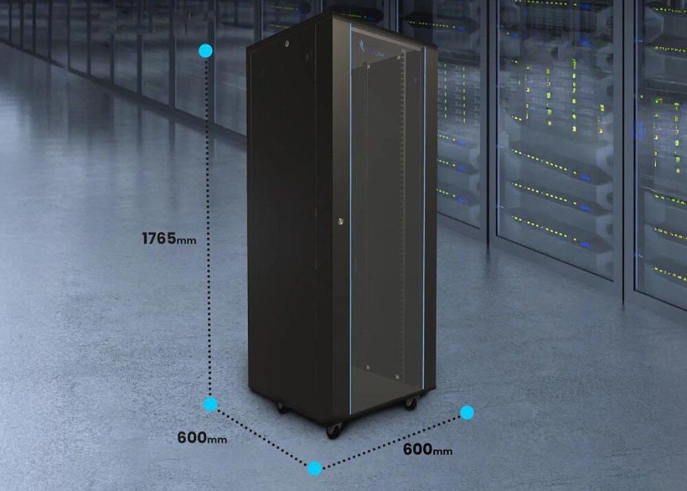 Szafa RACK EXTRALINK 19 37U EX.14428 600 x 600 mm Czarna szafa serwerowa stojąca w pustej serwerowni, obok niej zaznaczone liniami i podpisami w milimetrach wymiary wysokości 1765 oraz szerokości i głębokości 800 na 800, wentylacja, standard, łączenie szaf