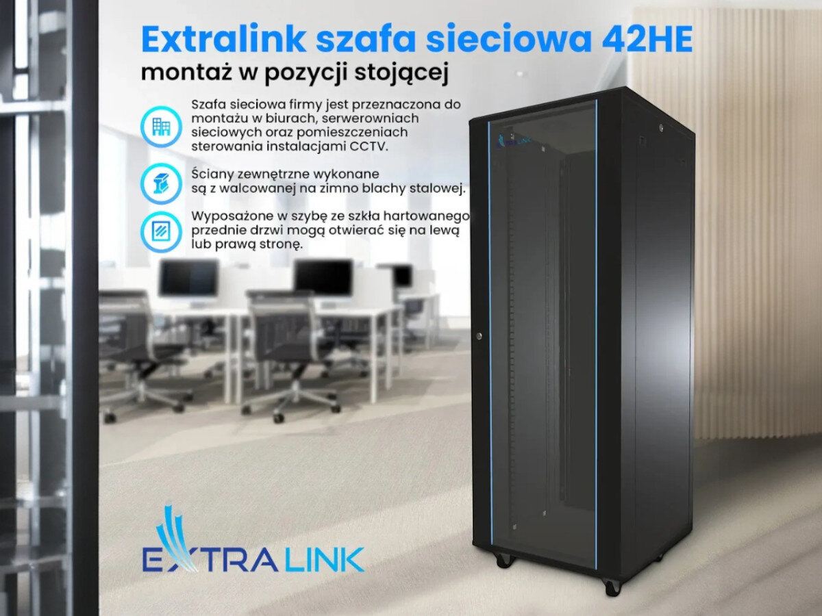 Szafa RACK EXTRALINK 19 42U EX.8611 600 x 1000 mm Czarna szafa rackowa z przeszklonymi drzwiami stoi w jasnym biurze z biurkami, monitorami i krzesłami obrotowymi w tle, w lewym dolnym rogu widoczne logo 'Extralink'