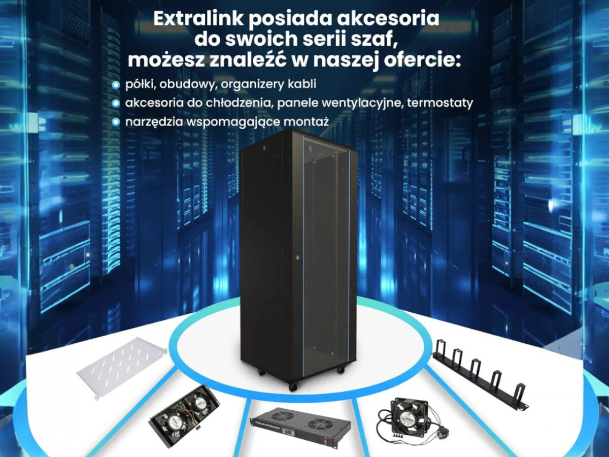 Szafa RACK EXTRALINK 19 42U EX.8611 600 x 1000 mm Czarna szafa rackowa stoi na tle błękitnego wnętrza serwerowni, wokół niej ułożone akcesoria takie jak półka, wentylatory i uchwyt na kable