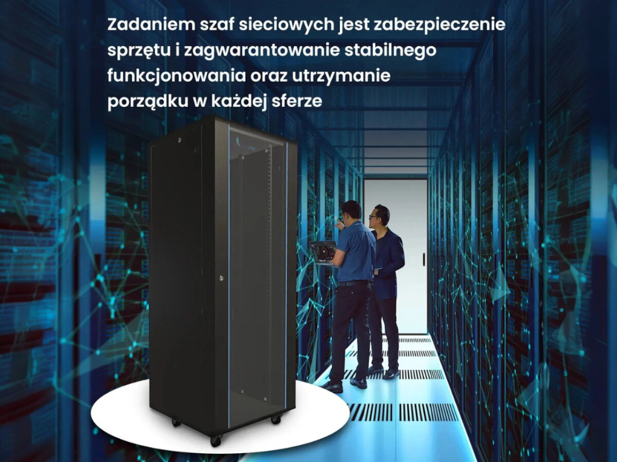 Szafa RACK EXTRALINK 19 42U EX.8611 600 x 1000 mm Czarna szafa rackowa stoi na jasnym okrągłym tle w korytarzu serwerowni, obok dwóch osób pracujących przy urządzeniach sieciowych