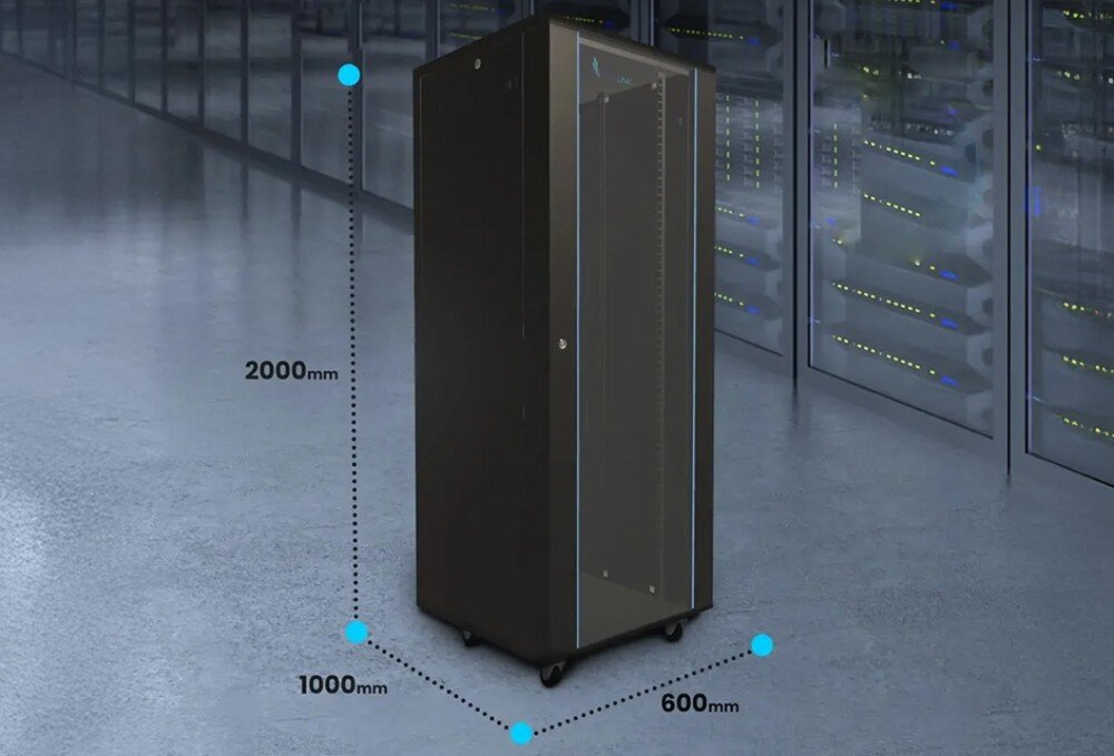 Szafa RACK EXTRALINK 19 42U EX.8611 600 x 1000 mm Czarna szafa rackowa z przeszklonymi drzwiami stoi w pomieszczeniu serwerowym, na obrazie zaznaczono jej wymiary: wysokość 2000 mm, głębokość 1000 mm i szerokość 600 mm
