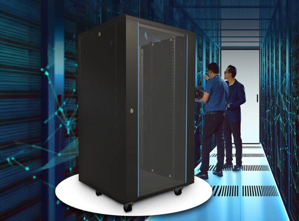 Szafa RACK EXTRALINK 19 22U EX.14381 600 x 600 mm Szafa sieciowa stojąca w centrum uwagi w serwerowni z dwoma technikami w tle