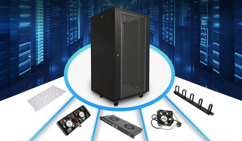 Szafa RACK EXTRALINK 19 22U EX.14381 600 x 600 mm Szafa sieciowa stojąca otoczona przykładami opcjonalnego wyposażenia: półką, panelami wentylacyjnymi z wentylatorami oraz panelem do prowadzenia kabli