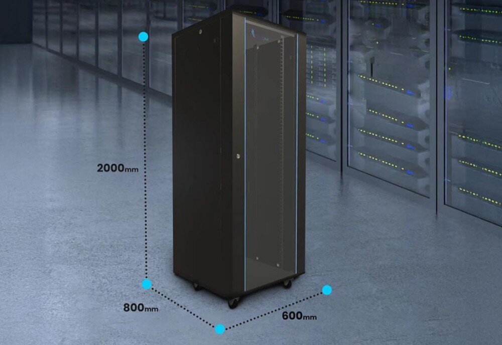 Szafa RACK EXTRALINK 19 42U EX.8628 600 x 800 mm Czarna szafa rackowa z przeszklonymi drzwiami stoi w pomieszczeniu serwerowym, na obrazie zaznaczono jej wymiary: wysokość 2000 mm, głębokość 1000 mm i szerokość 600 mm