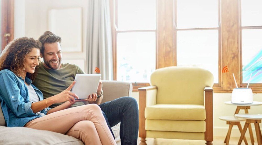 Router TENDA 4G09 Para w mieszkaniu, oglądają coś na tablecie, na stoliku router 4G09