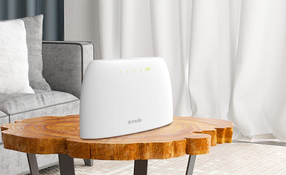 Router TENDA 4G03 Biały, obły ruter z logo Tenda stoi na drewnianym stoliku kawowym wykonanym z grubego plastra pnia drzewa, na tle jasnego salonu z kanapą i firanami