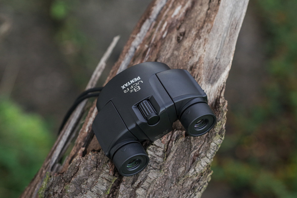 Lornetka PENTAX UCF-R 8x21 wysokiej rozdzielczości optyką dwuosiową, klasyczną konstrukcję systemem regulacji odległości tubusy obiektywów pryzmaty ze szkła BaK4