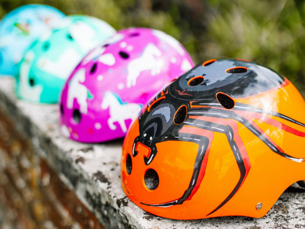 Kask HORNIT Spider Pomarańczowy dla Dzieci (rozmiar M) normy bezpieczeńswa wesoły motyw