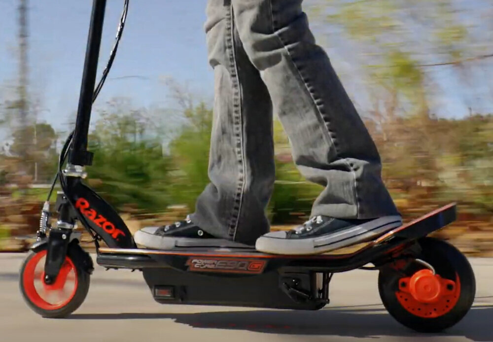 Hulajnoga elektryczna RAZOR Power Core E90 Glow Czarno-czerwony zasięg do 18 km silnik napędzany piastą tylnego koła moc 90 W jazda około 60 minut maksymalna prędkość do 16 km/h 12 V bateria bezpiczny i stabilny napęd na tylne koło