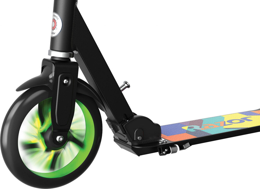 Hulajnoga RAZOR A5 Lux Light Up Light Up Czarno-zielony koła uretanowe duże 8-calowe łożyska wysokiej klasy ABEC-5 niskie opory toczenia oświetlenie LED w kołach