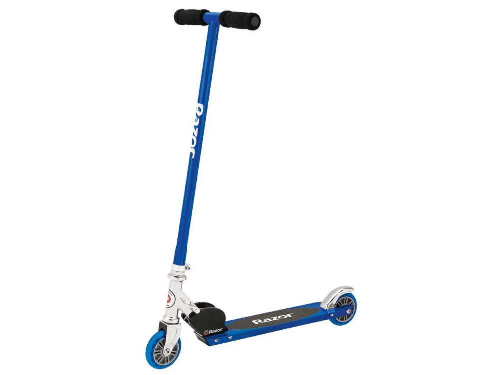 Hulajnoga RAZOR Sport S Niebieski hulajnoga na białym tle niepowtarzalny design funkcjonalność niezapomnianą frajdę z jazdy ergonomiczna konstrukca solidne materiały dla dzieci w wieku od 11 lat niebieska rozwój koordynacji ruchowej równowagi kondycji dziecka uniwersalny design dla dziewczynek i chłopców