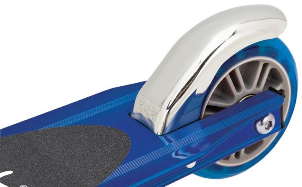 Hulajnoga RAZOR Sport S Niebieski zbliżenie na hamulec na białym tle bezpieczeństwo stabilna jazda tylny błotnik rola hamulca nożnego bezpieczeństwo na drodze łatwa kontrola pojazdu dostosowanie prędkości