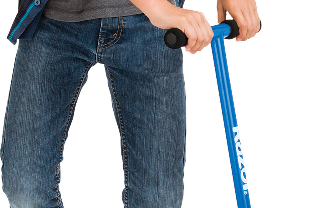 Hulajnoga RAZOR Sport S Niebieski zbliżenie na uchwyty kierownicy stalowa kierownica o wysokości 83 cm piankowe rączki chronią dłonie przed otarciami pewny chwyt bezpieczną pozycję podczas jazdy możliwość złożenia rączek