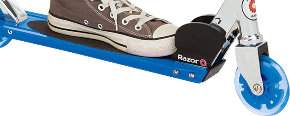 Hulajnoga RAZOR Sport S Niebieski zbliżenie na przednie koło na białym tle kauczukowe koła z łożyskami ABEC-5 płynna jazda trwałość średnica 100 mm stabilna jazda łatwe manewrowanie odporne na ścieranie i dobrze tłumią wstrząsy