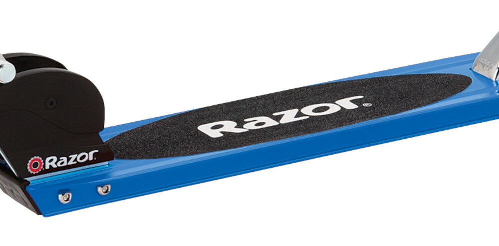 Hulajnoga RAZOR Sport S Niebieski zbliżenie na platformę na białym tle lekka platforma z wysokiej jakości aluminium antypoślizgowa powierzchnia szeroki podest o wymiarach 44 x 9,2 cm bezpieczne użytkowanie makymalna waga użytkowanika do 100 kg solidność komfort