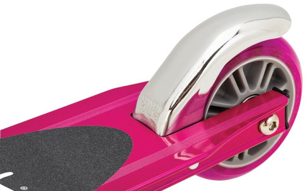 Hulajnoga RAZOR Sport S Różowy zbliżenie na hamulec na białym tle bezpieczeństwo stabilna jazda tylny błotnik rola hamulca nożnego bezpieczeństwo na drodze łatwa kontrola pojazdu dostosowanie prędkości