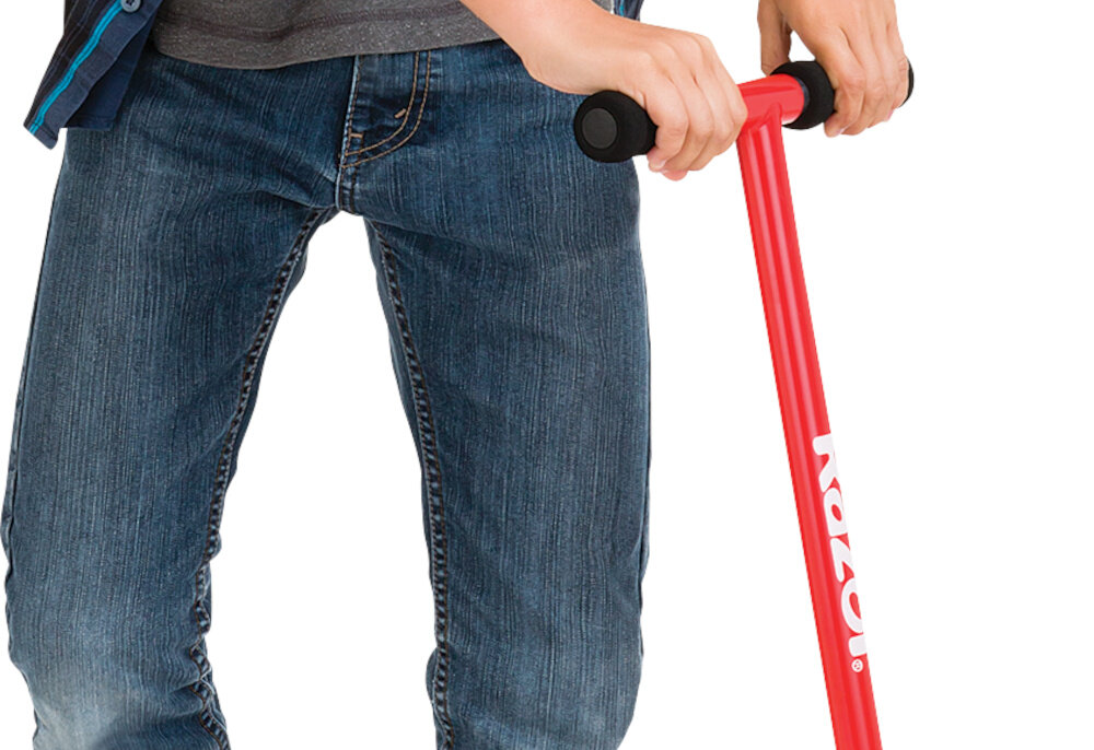 Hulajnoga RAZOR Sport S Różowy zbliżenie na uchwyty kierownicy stalowa kierownica o wysokości 83 cm piankowe rączki chronią dłonie przed otarciami pewny chwyt bezpieczną pozycję podczas jazdy możliwość złożenia rączek