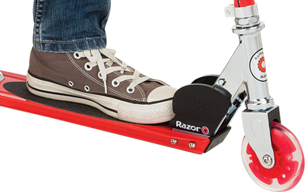 Hulajnoga RAZOR Sport S Różowy zbliżenie na przednie koło na białym tle kauczukowe koła z łożyskami ABEC-5 płynna jazda trwałość średnica 100 mm stabilna jazda łatwe manewrowanie odporne na ścieranie i dobrze tłumią wstrząsy