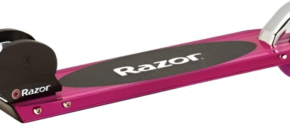Hulajnoga RAZOR Sport S Różowy zbliżenie na platformę na białym tle lekka platforma z wysokiej jakości aluminium antypoślizgowa powierzchnia szeroki podest o wymiarach 44 x 9,2 cm bezpieczne użytkowanie makymalna waga użytkowanika do 100 kg solidność komfort