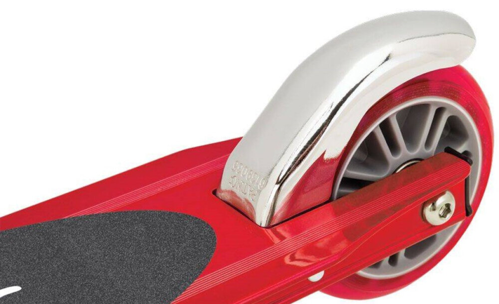 Hulajnoga RAZOR Sport S Czerwony zbliżenie na hamulec na białym tle bezpieczeństwo stabilna jazda tylny błotnik rola hamulca nożnego bezpieczeństwo na drodze łatwa kontrola pojazdu dostosowanie prędkości