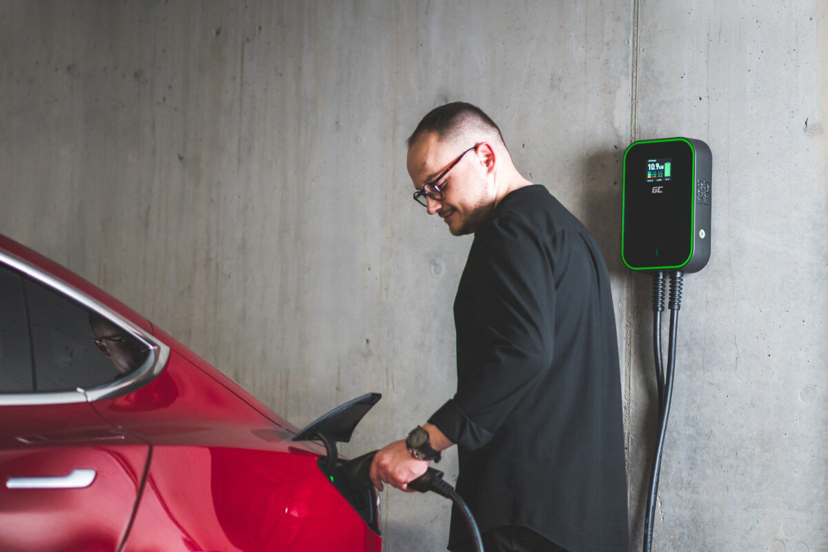 Ladowarka do samochodu elektrycznego GREEN CELL Wallbox EV14 22kW zabezpieczenia