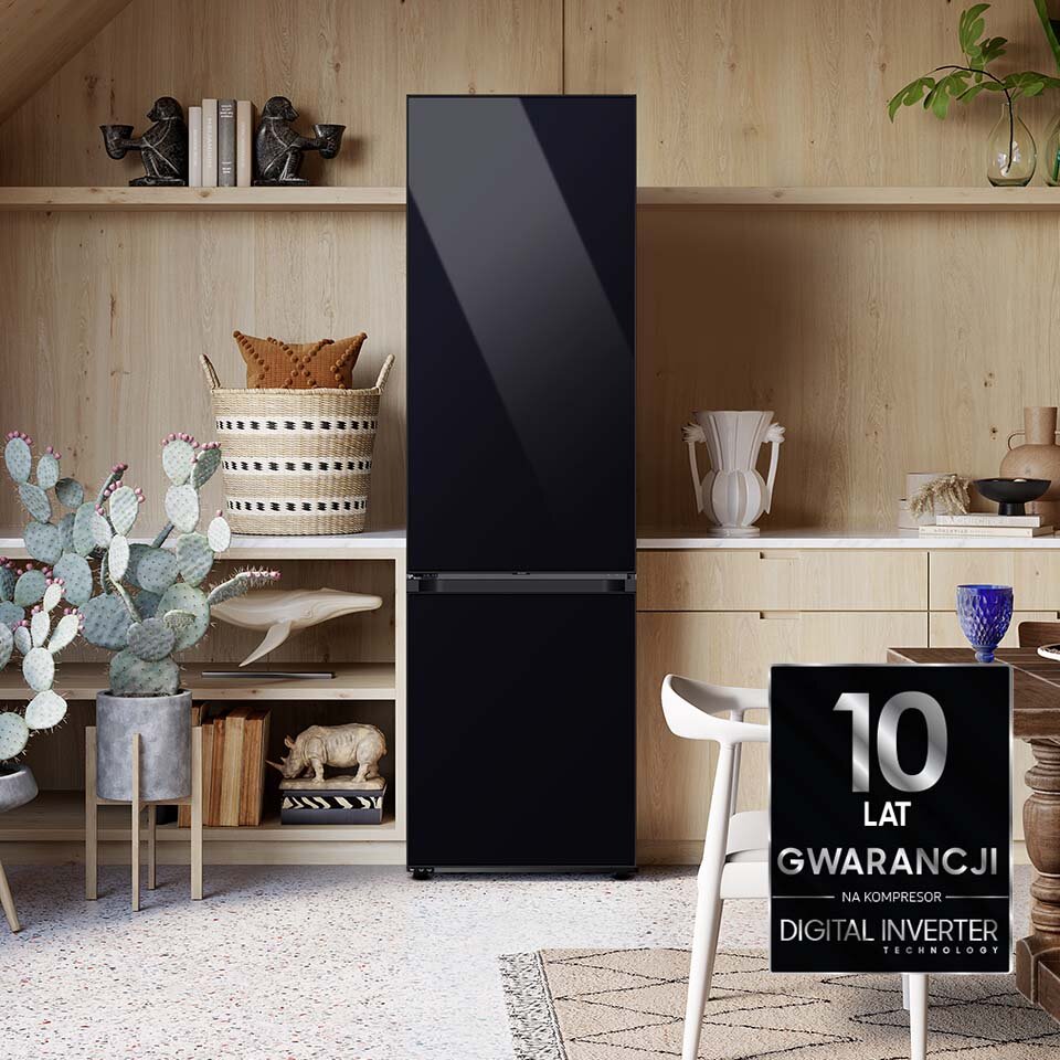 Lodówka Samsung Bespoke wykończona w kolorze głębokiej czerni wraz z adnotacją o 10-letniej gwarancji przyznawanej na kompresor Lodówka Samsung Bespoke wykończona w kolorze głębokiej czerni wraz z adnotacją o 10-letniej gwarancji przyznawanej na kompresor