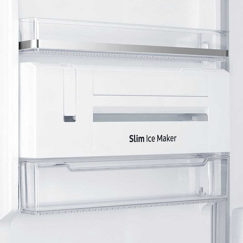 Zdjęcie kostkarki Slim Ice Maker, która jest nie tylko prosta w obsłudze, lecz także wyjątkowo wąska, dzięki czemu pozwala użytkownikowi przechować więcej produktów. Zdjęcie kostkarki Slim Ice Maker, która jest nie tylko prosta w obsłudze, lecz także wyjątkowo wąska, dzięki czemu pozwala użytkownikowi przechować więcej produktów.