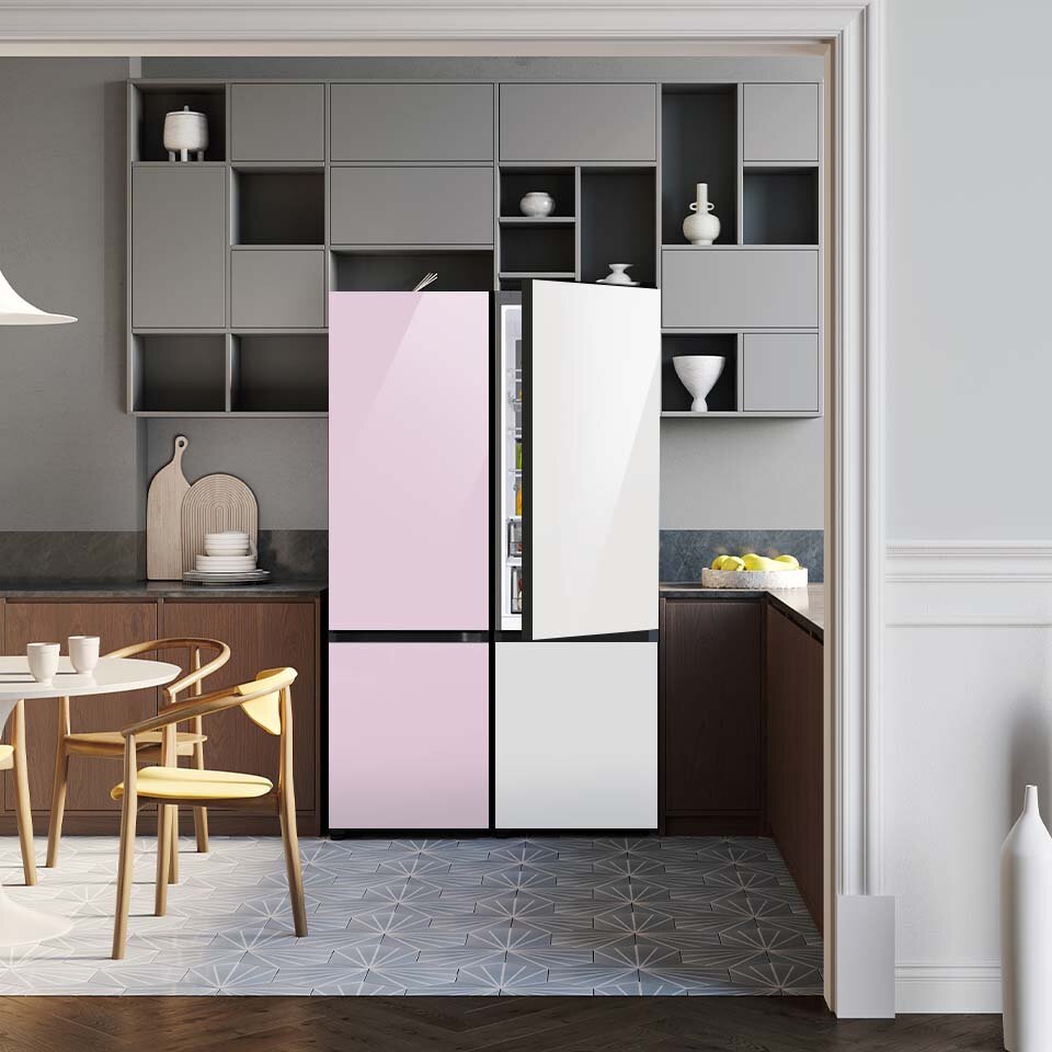 Zdjęcie lodówek BESPOKE z panelami drzwiowymi w odmiennych kolorach, wkomponowanych w kuchenne meble Zdjęcie lodówek BESPOKE z panelami drzwiowymi w odmiennych kolorach, wkomponowanych w kuchenne meble
