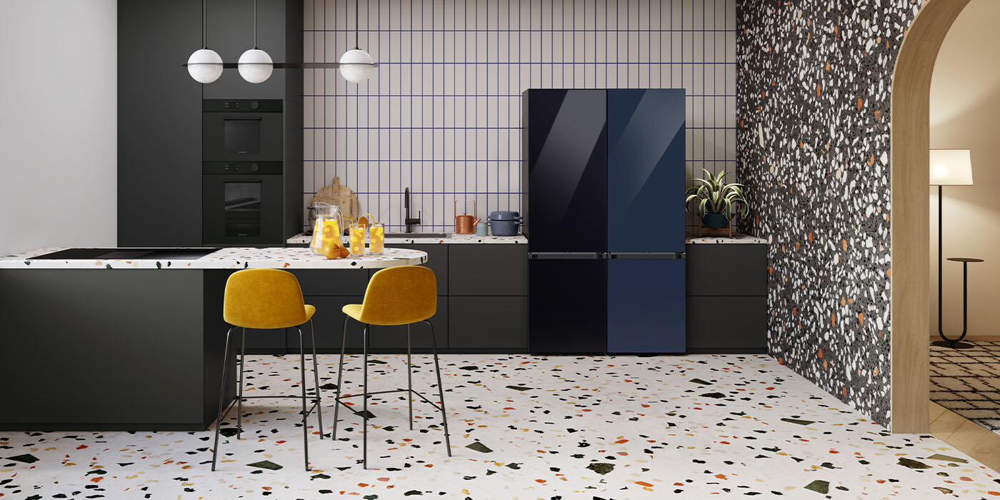 lodówka BESPOKE RB38A7B5D22 z fabrycznie zainstalowanymi drzwiami w kolorze głębokiej czerni