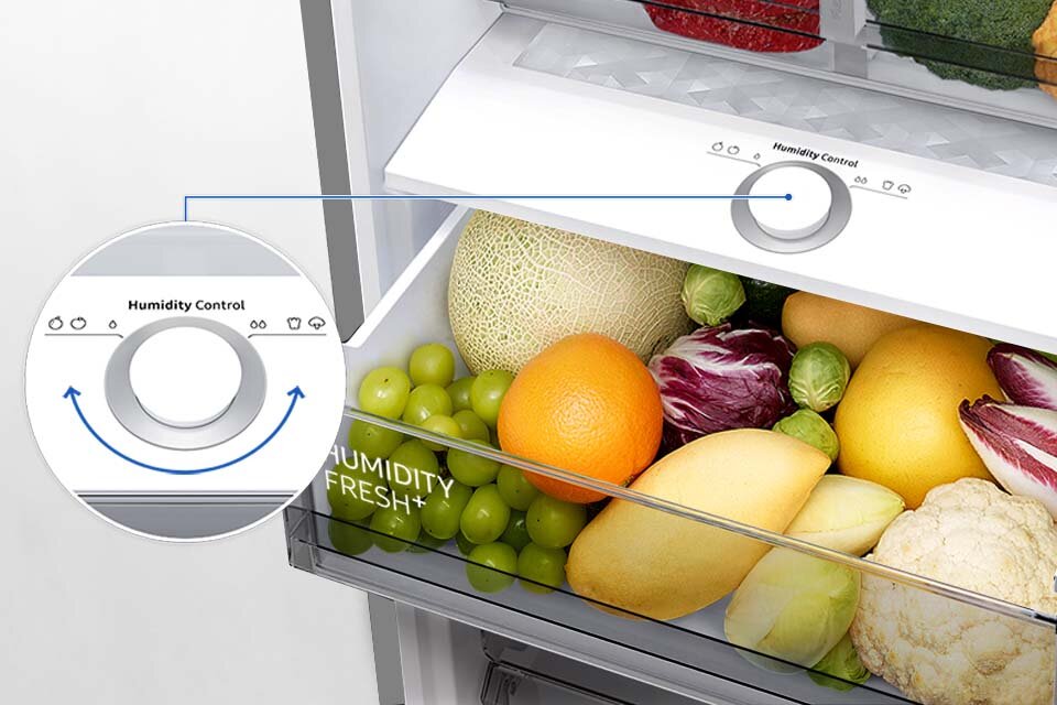 Ilustracja pełnej komory Humidity Fresh+, w której znajduje się m.in. kalafior, pomarańcza oraz kiść winogron. Zbliżenie ukazuje specjalne pokrętło, które umożliwia ustawienie dogodnej wilgotności. Ilustracja pełnej komory Humidity Fresh+, w której znajduje się m.in. kalafior, pomarańcza oraz kiść winogron. Zbliżenie ukazuje specjalne pokrętło, które umożliwia ustawienie dogodnej wilgotności.