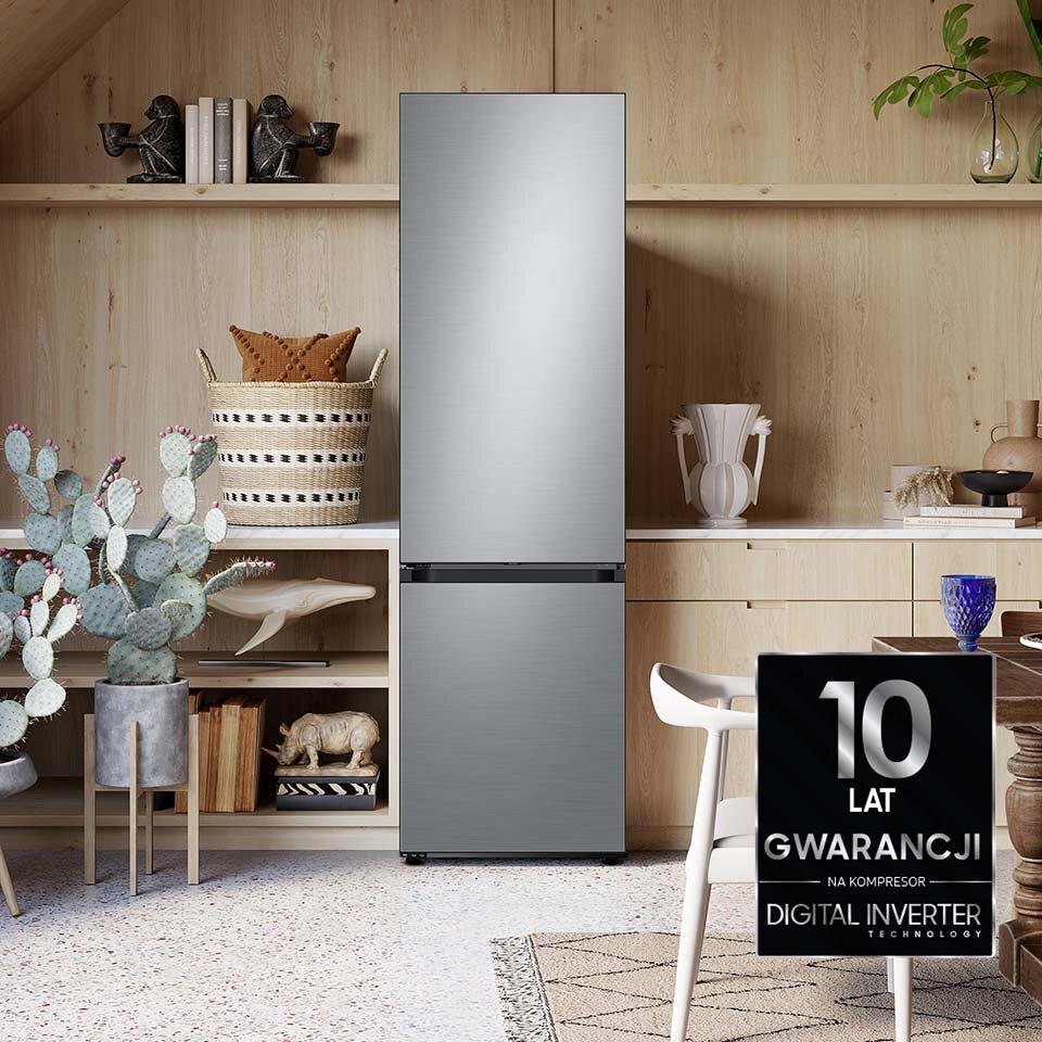 Szczotkowana stal nierdzewna to kolor lodówki BESPOKE, którą umieszczono w jasnym pokoju z drewnianymi motywami. Urządzenie dostępne jest w sklepach Media Expert. Szczotkowana stal nierdzewna to kolor lodówki BESPOKE, którą umieszczono w jasnym pokoju z drewnianymi motywami. Urządzenie dostępne jest w sklepach Media Expert.