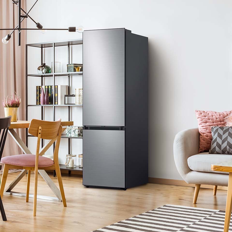 Zdjęcie przedstawia wolnostojącą lodówkę Samsung BESPOKE z panelem ze szczotkowanej stali. Zdjęcie przedstawia wolnostojącą lodówkę Samsung BESPOKE z panelem ze szczotkowanej stali.