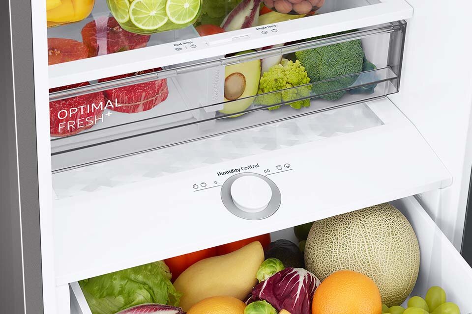 Ilustracja zamkniętej komory Optimal Fresh+, która została podzielona na pół za pomocą separatora. W prawej części pojemnika znalazły się warzywa, a w lewej umieszczono czerwone mięso. Ilustracja zamkniętej komory Optimal Fresh+, która została podzielona na pół za pomocą separatora. W prawej części pojemnika znalazły się warzywa, a w lewej umieszczono czerwone mięso.