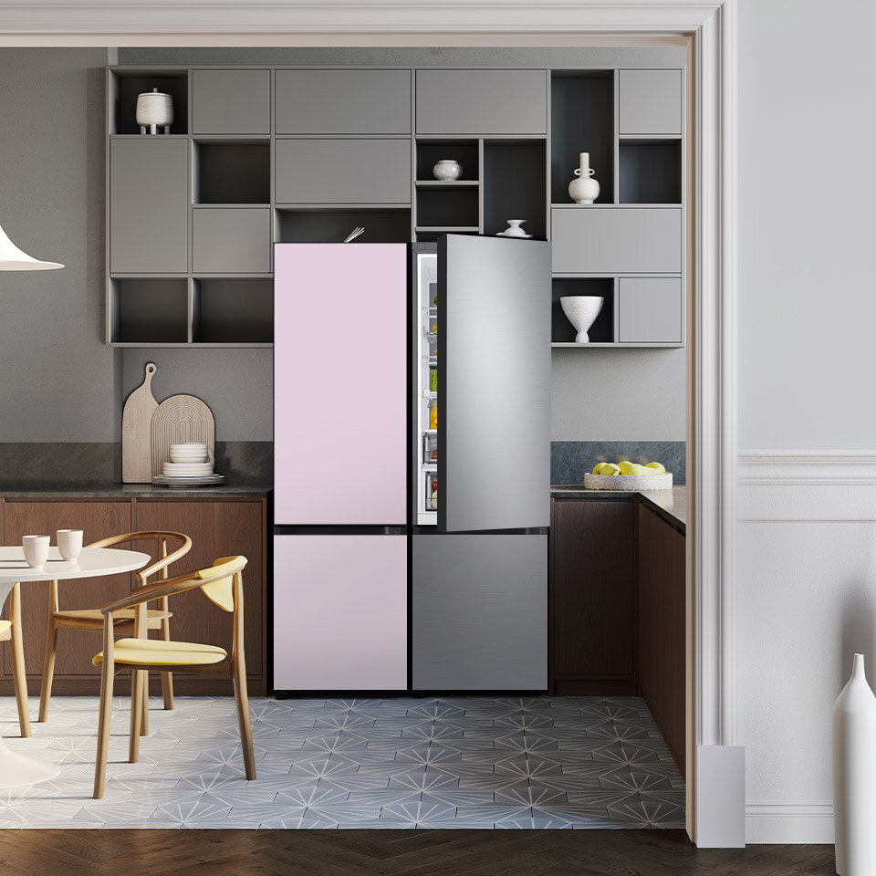 Widok na kuchnię, do której wpada światło, rozjaśniając stolik i krzesła. W pomieszczeniu ustawiony jest zestaw modułowy złożony z dwóch urządzeń Samsung BESPOKE. Ich kolory to kremowa lawenda i szczotkowana stal nierdzewna. Widok na kuchnię, do której wpada światło, rozjaśniając stolik i krzesła. W pomieszczeniu ustawiony jest zestaw modułowy złożony z dwóch urządzeń Samsung BESPOKE. Ich kolory to kremowa lawenda i szczotkowana stal nierdzewna.