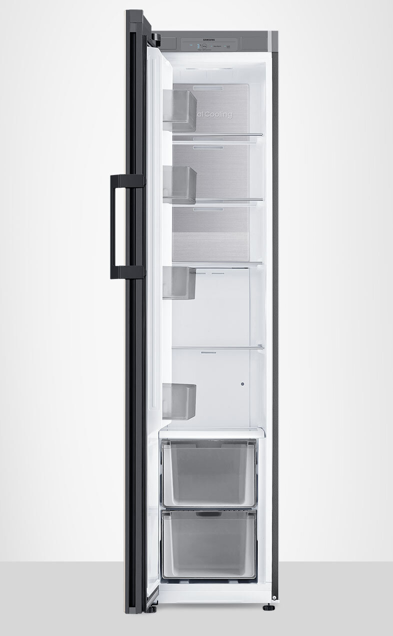 Zdjęcia wnętrza dostępnej w Media Expert chłodziarki Twin Slim Samsung BESPOKE RR25A5470AP/EF przedstawia rozkład poszczególnych elementów w komorze urządzenia