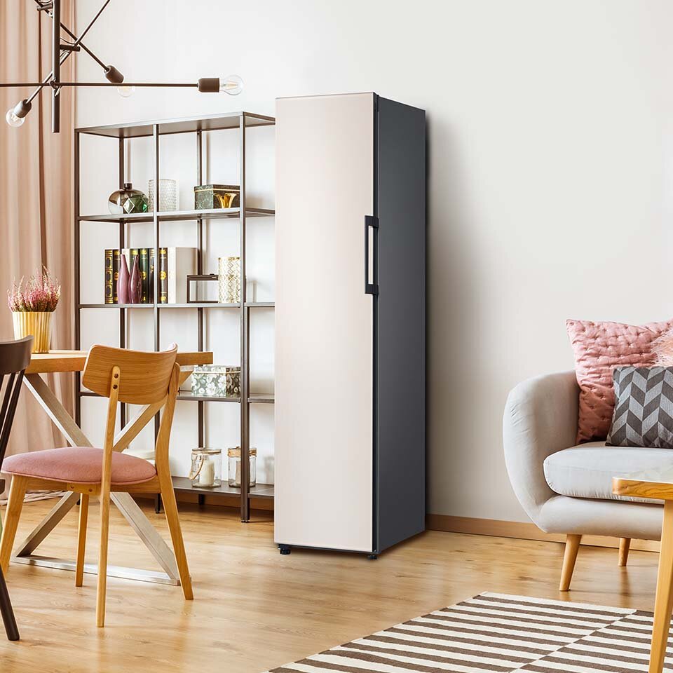 Znajdująca się w ofercie Media Expert chłodziarka Samsung BESPOKE RR25A5470AP/EF jest prezentowana na zdjęciu z drzwiami w kolorze kremowego beżu, dopasowanymi do stylistyki jasnego salonu umeblowanego w stylu skandynawskim