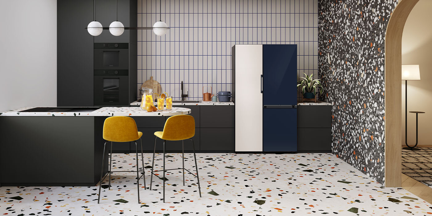 Na zdjęciu widać dwumodułowy zestaw BESPOKE stworzony z wykorzystaniem chłodziarki RR25A5470AP/EF dostępnej w sklepach Media Expert, dopasowany kolorystycznie do wnętrza nowoczesnej otwartej kuchni