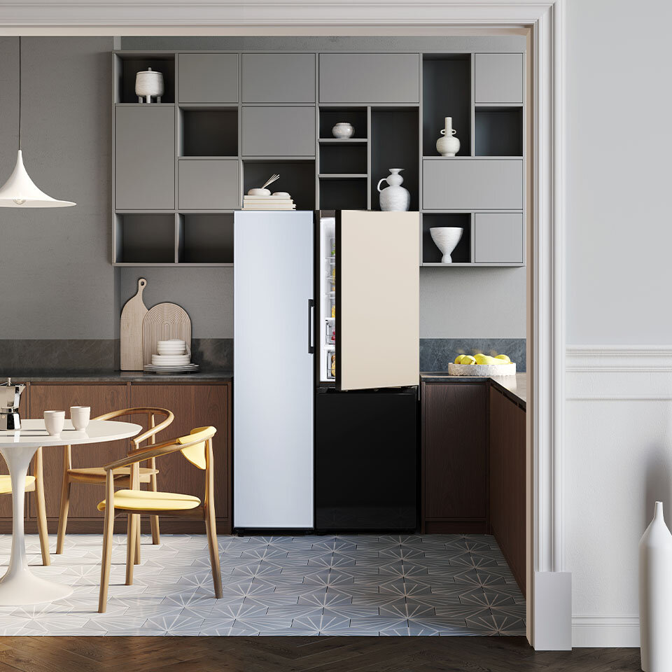 Na zdjęciu widać rezultat połączenia lodówek BESPOKE w zestaw o funkcjach i układzie urządzeń dostosowanym do potrzeb użytkownika