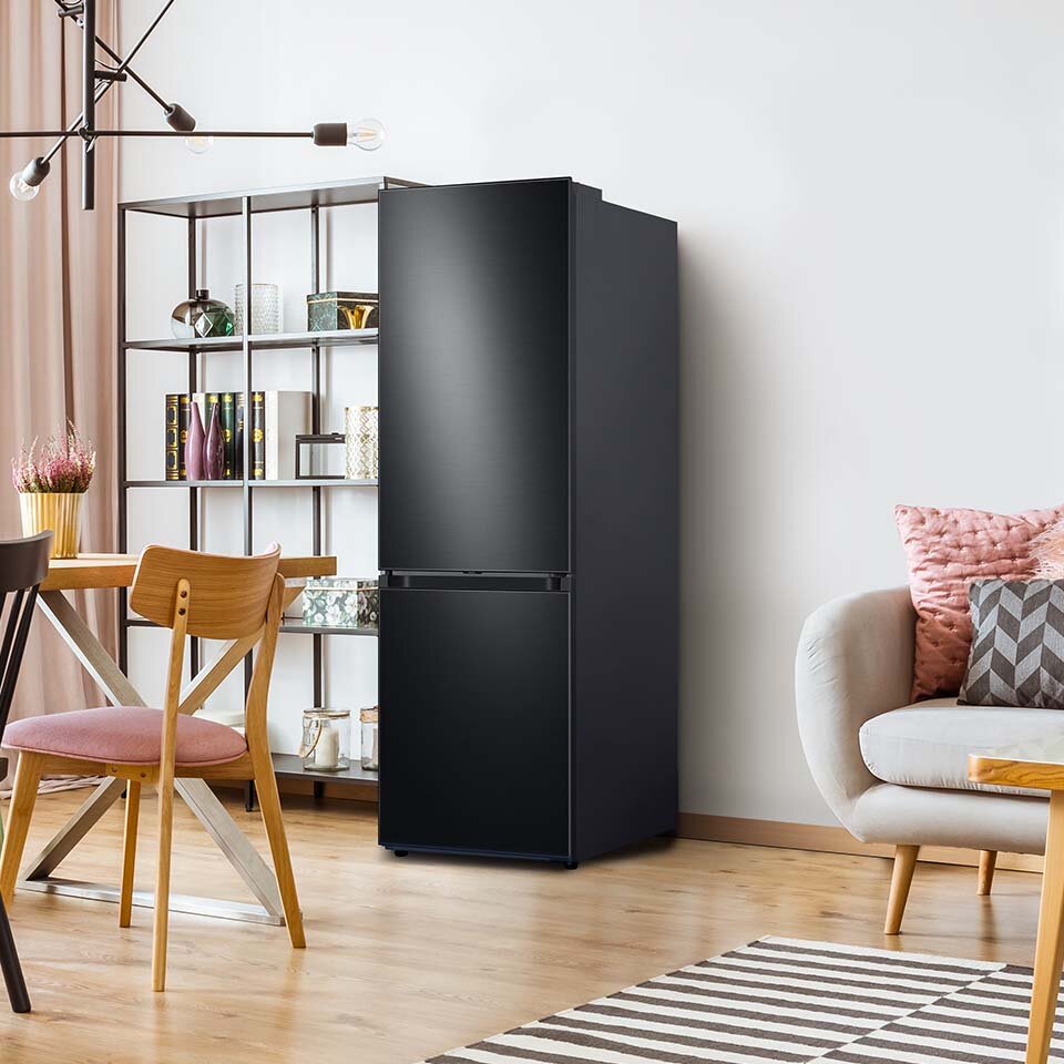 Wolnostojąca lodówka BESPOKE dostępna w Media Expert na wizualizacji została pokazana we wnętrzu urządzonym w stylu skandynawskim